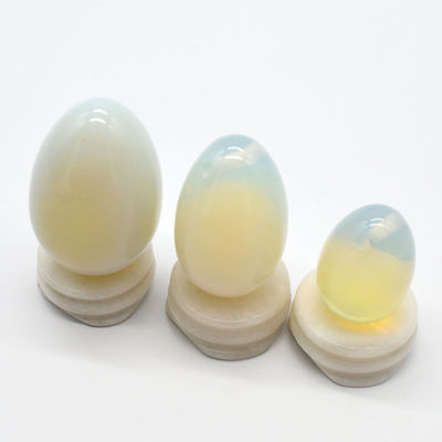 Oeuf de Yoni en opalite gravé pour la méditation et la magie pierre précieuse polie quartz opal magique
