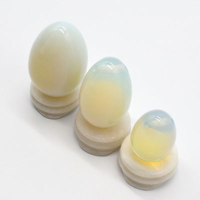 Oeuf de Yoni en opalite gravé pour la méditation et la magie pierre précieuse polie quartz opal magique