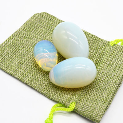 Oeuf de Yoni en opalite gravé pour la méditation et la magie pierre précieuse polie quartz opal magique
