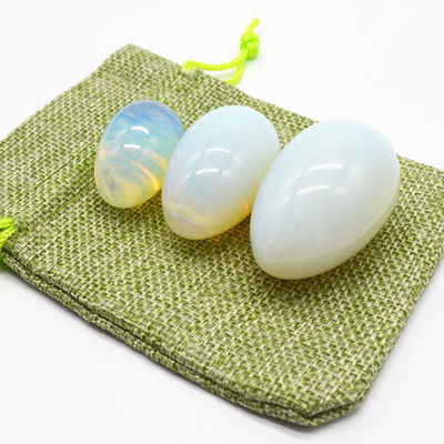 Oeuf de Yoni en opalite gravé pour la méditation et la magie pierre précieuse polie quartz opal magique