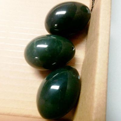 Des perles de cristal en vrac, du matériel de néphrite verte, de jade, des œufs de Yoni pour renforcer et resserrer le vagin
