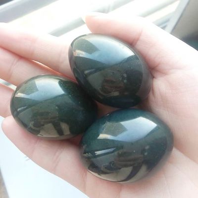 Des perles de cristal en vrac, du matériel de néphrite verte, de jade, des œufs de Yoni pour renforcer et resserrer le vagin