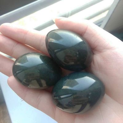 Des perles de cristal en vrac, du matériel de néphrite verte, de jade, des œufs de Yoni pour renforcer et resserrer le vagin
