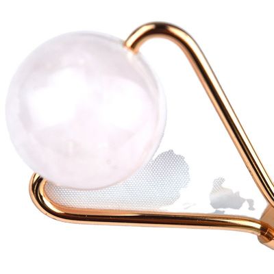 Le rouleau facial en quartz rose et la plaque de grattage en pierre naturelle sont le secret d'un massage facial relaxant.