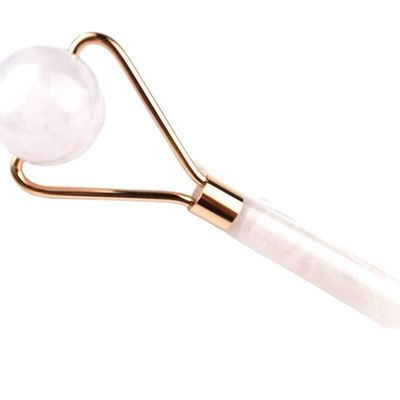 Le rouleau facial en quartz rose et la plaque de grattage en pierre naturelle sont le secret d'un massage facial relaxant.