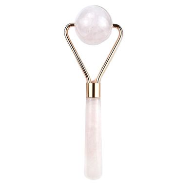 Le rouleau facial en quartz rose et la plaque de grattage en pierre naturelle sont le secret d'un massage facial relaxant.
