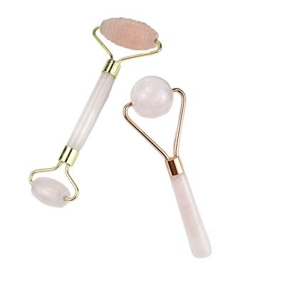 Le rouleau facial en quartz rose et la plaque de grattage en pierre naturelle sont le secret d'un massage facial relaxant.