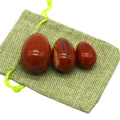 Des œufs de jade creusés en jaspe rouge, des œufs de Yoni naturels, pour la santé physiologique des femmes.