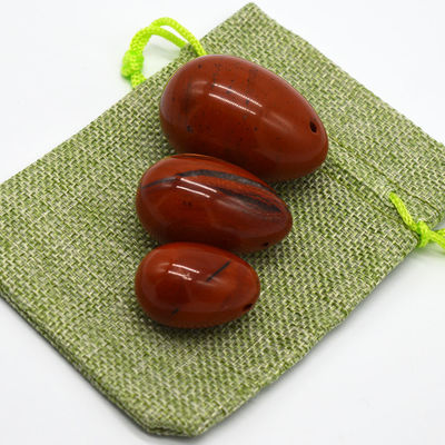 Des œufs de jade creusés en jaspe rouge, des œufs de Yoni naturels, pour la santé physiologique des femmes.