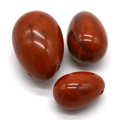 Des œufs de jade creusés en jaspe rouge, des œufs de Yoni naturels, pour la santé physiologique des femmes.