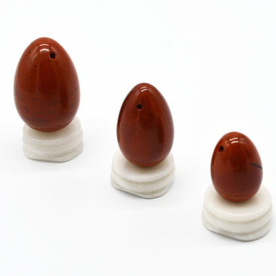 Des œufs de jade creusés en jaspe rouge, des œufs de Yoni naturels, pour la santé physiologique des femmes.
