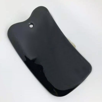 Une planche à gratter en verre noir en céramique est la solution idéale pour le massage du visage, le relâchement du myofacial et la relaxation du fascia.