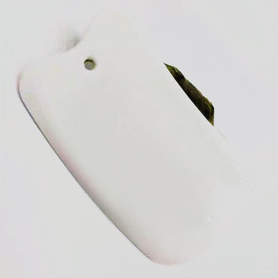 Une planche à gratter en verre noir en céramique est la solution idéale pour le massage du visage, le relâchement du myofacial et la relaxation du fascia.