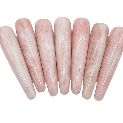 Une baguette de massage à base de rose-quartz