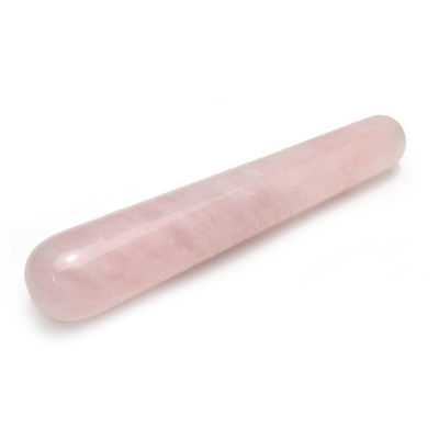Une baguette de massage à base de rose-quartz
