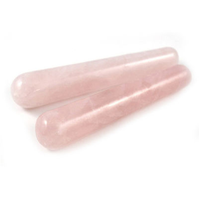 Une baguette de massage à base de rose-quartz