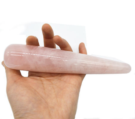 Une baguette de massage à base de rose-quartz
