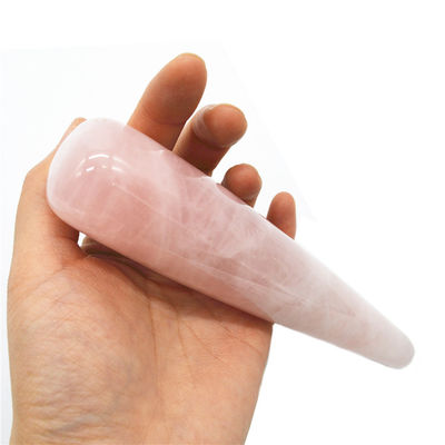Une baguette de massage à base de rose-quartz