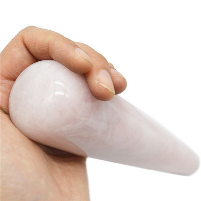 Une baguette de massage à base de rose-quartz