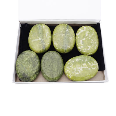 Des pierres chaudes naturelles à la guérison au Jade Xiuyan pour un massage professionnel et une relaxation au spa.