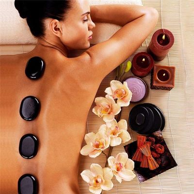 Des pierres chaudes naturelles à la guérison au Jade Xiuyan pour un massage professionnel et une relaxation au spa.