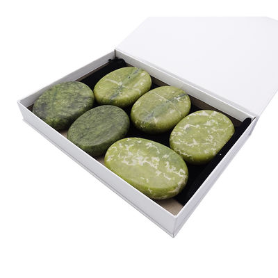 Des pierres chaudes naturelles à la guérison au Jade Xiuyan pour un massage professionnel et une relaxation au spa.