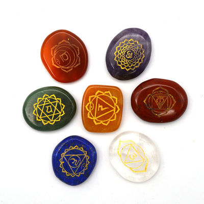 Gravure sculpture polie pierre de poche de palme Reiki équilibrage cristal de guérison 7 chakra stones ensembles pour le thème de l'amour