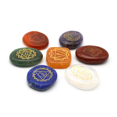 Gravure sculpture polie pierre de poche de palme Reiki équilibrage cristal de guérison 7 chakra stones ensembles pour le thème de l'amour