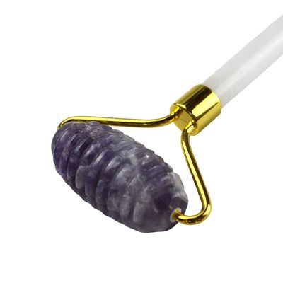 Des rouleaux faciaux en améthyste naturel et un masseur à gua sha de jade 100% naturel pour le massage du visage