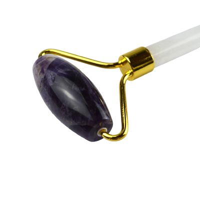 Des rouleaux faciaux en améthyste naturel et un masseur à gua sha de jade 100% naturel pour le massage du visage