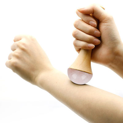Massageur de corps Manche en bois de quartz rose pour le dragage des méridiens et le massage de relaxation de Gua Sha