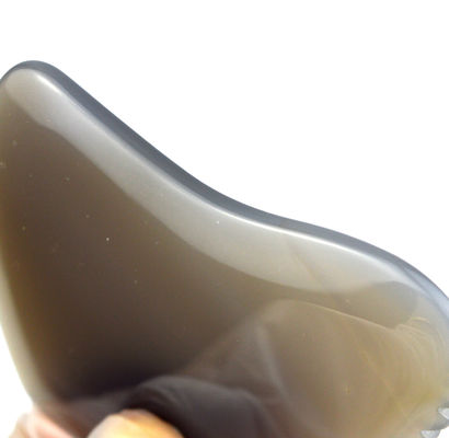 Massageur de visage Agate gris Jade Gua Sha pierre pour le massage personnalisé Outil de thérapie de grattage