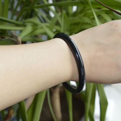Bracelet vert néphrite de jade hétien poli avec un design traditionnel chinois