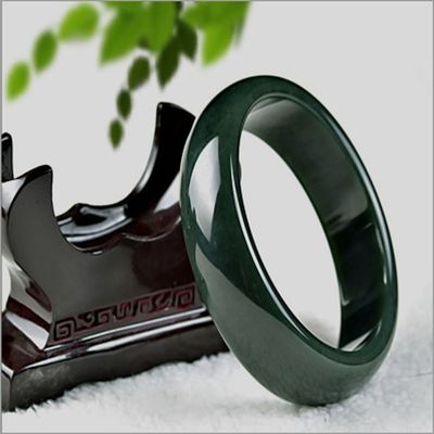 Bracelet vert néphrite de jade hétien poli avec un design traditionnel chinois