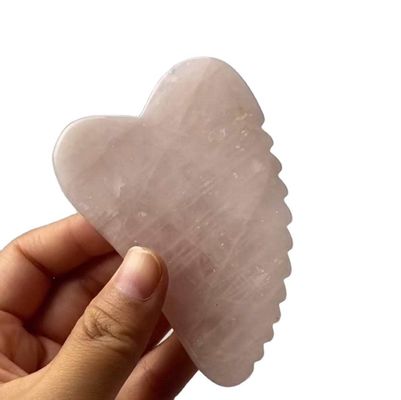 Outils de massage en forme de cœur en rose quartz Gua Sha pour un massage musculaire efficace