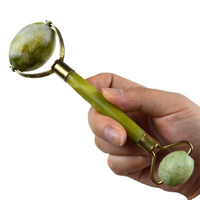 Logo personnalisé disponibled 100% naturel Xiuyan Jade Face Guasha Roller vert Jade Facial Gua Sha Massager Pierre soins de la peau