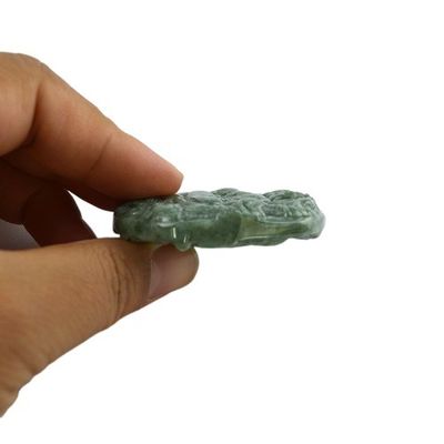 Jade Émeraude Immortel Bodhisattva Dragon Pendentif Collier Ornements Figure traditionnelle chinoise avec une caractéristique régionale