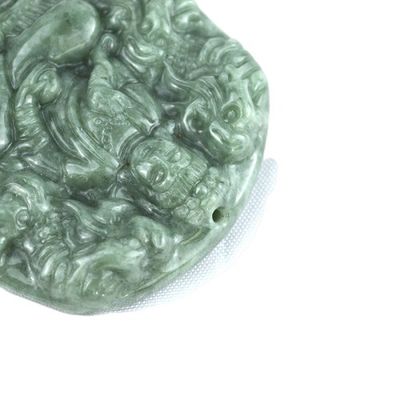 Jade Émeraude Immortel Bodhisattva Dragon Pendentif Collier Ornements Figure traditionnelle chinoise avec une caractéristique régionale