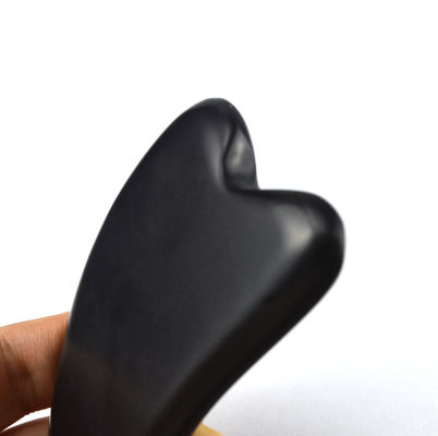 2024 Pierre Bian Noire Forme de cœur Outil de massage Gua Sha Disponible Logo Massageur pour le spa Méditation relaxante
