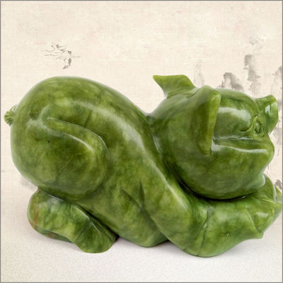 Le cochon de Feng Shui au Jade est une statue naturelle de cochon sculptée