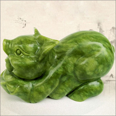 Le cochon de Feng Shui au Jade est une statue naturelle de cochon sculptée