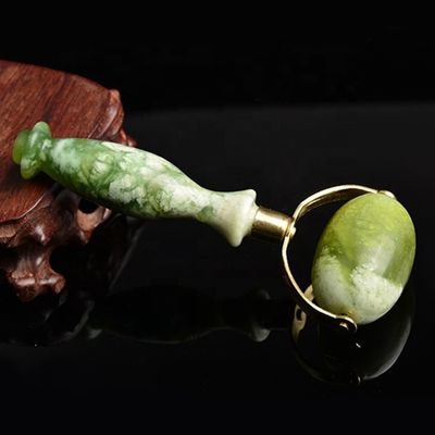Rouleau de massage en jade vert Xiuyan Gua Sha soudé rouleau de massage en jade métallique pour les outils de beauté Massageur facial