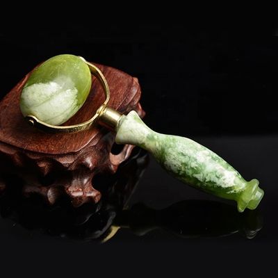 Rouleau de massage en jade vert Xiuyan Gua Sha soudé rouleau de massage en jade métallique pour les outils de beauté Massageur facial