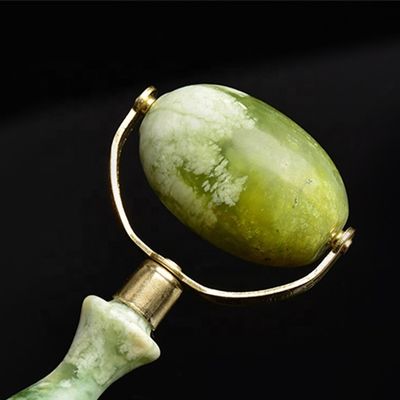 Rouleau de massage en jade vert Xiuyan Gua Sha soudé rouleau de massage en jade métallique pour les outils de beauté Massageur facial