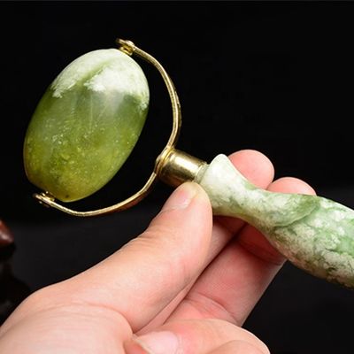 Rouleau de massage en jade vert Xiuyan Gua Sha soudé rouleau de massage en jade métallique pour les outils de beauté Massageur facial