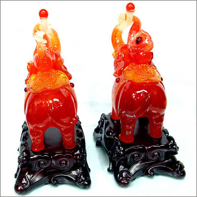 Des statues d'éléphants en agate rouge sculptées en jade, une combinaison parfaite de technique et de style
