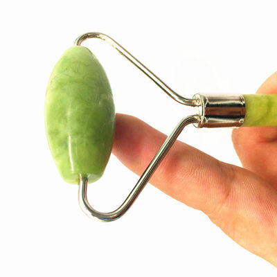 Un rouleau facial en jade 100% naturel pour le massage et la relaxation du visage