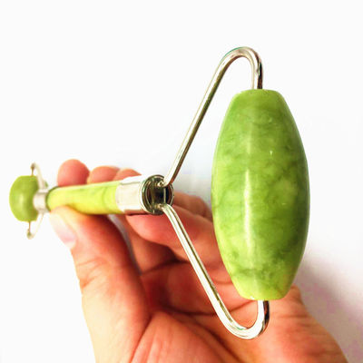 Un rouleau facial en jade 100% naturel pour le massage et la relaxation du visage