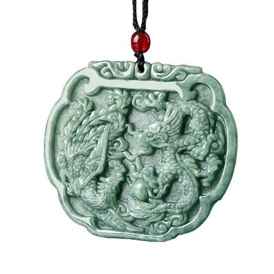 Thème de l'amour Collier de jadeite naturel Pendentif de style Feng Shui avec le Dragon et le Phénix.