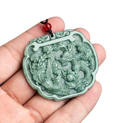 Thème de l'amour Collier de jadeite naturel Pendentif de style Feng Shui avec le Dragon et le Phénix.